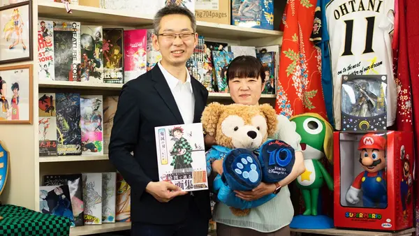 Yuuki and Hanae with comics and toys