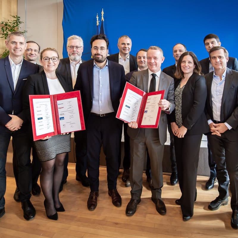 Etaient présents à la cérémonie de signature M. le Ministre, Secrétaire d'Etat chargé au Numérique Mounir Mahjoubi (1er rang, 4ème en partant de la gauche) ainsi que Nathalie Vuaillat (1er rang, 3ème en partant de la droite), Directrice juridique pour eBay en France.